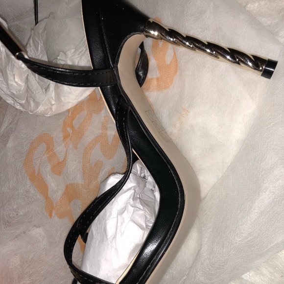 S A L E ‼️Beautiful gold heeled strapped shoe! - Picture 3 of 6